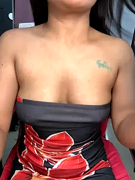 Snapshot of LeisyXO chatting on 11/17/25, 07:19 LeisyXO online show from 11/17/25, 07:19