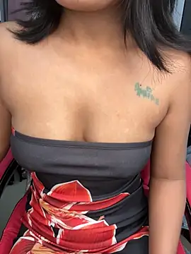 Snapshot of LeisyXO chatting on 11/22/25, 05:23 LeisyXO online show from 11/22/25, 05:23