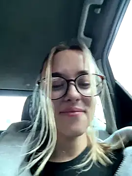 Snapshot of enjoy_my_beauty chatting on 12/17/25, 11:27 enjoy my beauty online show from 12/17/25, 11:27