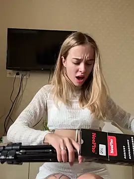 Snapshot of enjoy_my_beauty chatting on 12/21/25, 06:42 enjoy my beauty online show from 12/21/25, 06:42