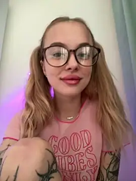 Snapshot of enjoy_my_beauty chatting on 03/08/26, 07:01 enjoy my beauty online show from 03/08/26, 07:01