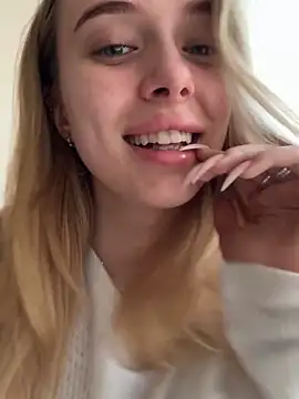 Snapshot of enjoy_my_beauty chatting on 04/04/26, 06:44 enjoy my beauty online show from 04/04/26, 06:44