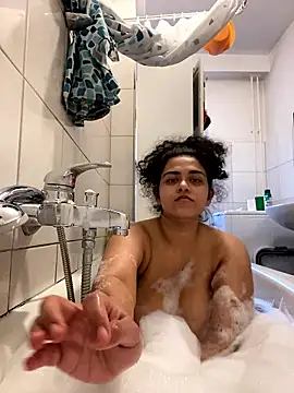 Snapshot of Curvydesifromgermany chatting on 01/15/26, 02:54 Curvydesifromgermany online show from 01/15/26, 02:54