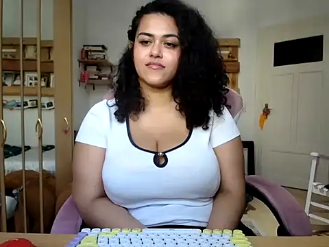 Snapshot of Curvydesifromgermany chatting on 03/03/26, 01:39 Curvydesifromgermany online show from 03/03/26, 01:39