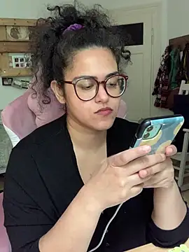 Curvydesifromgermany online show from 06/12/26, 01:43