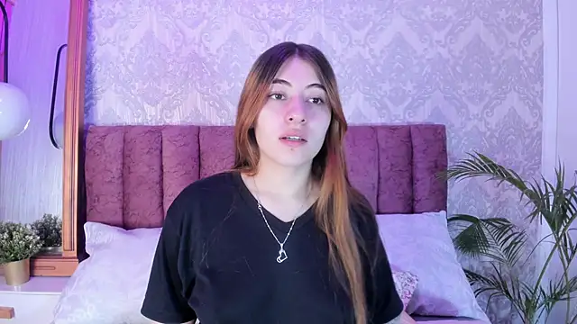 Snapshot of tiffany_becker chatting on 10/01/25, 12:00 tiffany becker online show from 10/01/25, 12:00