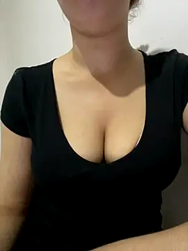 Snapshot of farah-36 chatting on 11/11/25, 11:16 farah-36 online show from 11/11/25, 11:16