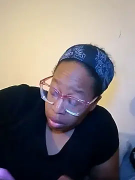 Snapshot of madamsensuale chatting on 03/01/25, 02:15 madamsensuale online show from 03/01/25, 02:15