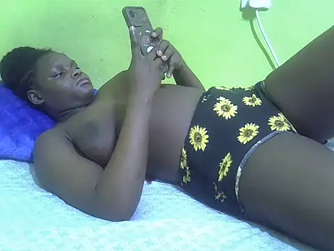 Snapshot of queendebbie chatting on 09/16/25, 01:12 queendebbie online show from 09/16/25, 01:12