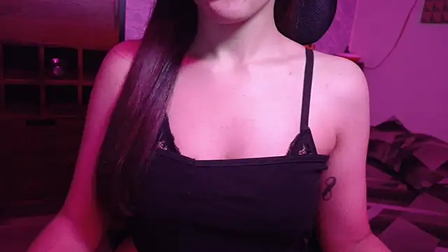 Snapshot of MidnightFlame chatting on 10/12/25, 12:42 MidnightFlame online show from 10/12/25, 12:42