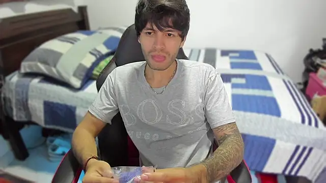 Snapshot of justin_stark7 chatting on 12/24/24, 12:00 justin stark7 online show from 12/24/24, 12:00