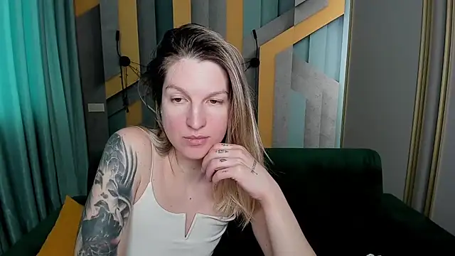 EmilyWalkeri online show from 04/09/26, 07:03