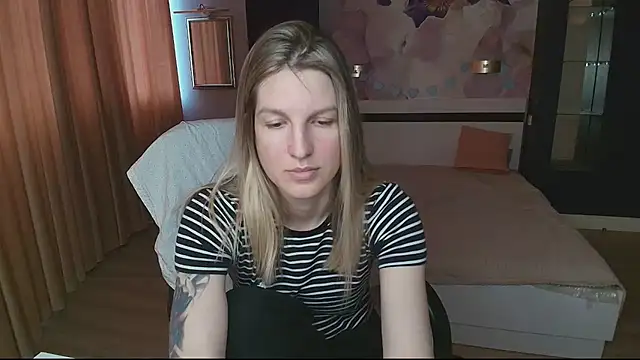 EmilyWalkeri online show from 05/10/26, 07:13