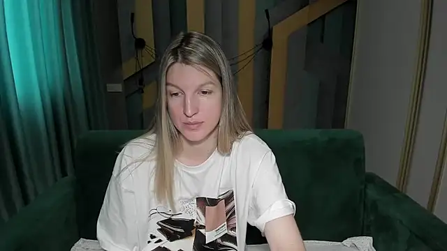 EmilyWalkeri online show from 05/13/26, 06:44