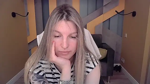 EmilyWalkeri online show from 06/14/26, 07:43