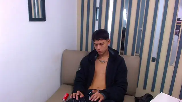 Snapshot of Levis_Montes chatting on 12/27/24, 03:04 Levis Montes online show from 12/27/24, 03:04