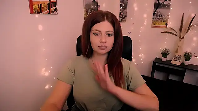 Snapshot of Lizzy_Love chatting on 09/15/25, 06:41 Lizzy Love online show from 09/15/25, 06:41