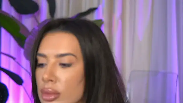 FoxieJullia online show from 11/28/25, 06:16