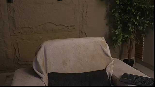 Logan Varela online show from 09/30/25, 01:05