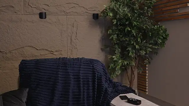 Logan Varela online show from 10/04/25, 01:36