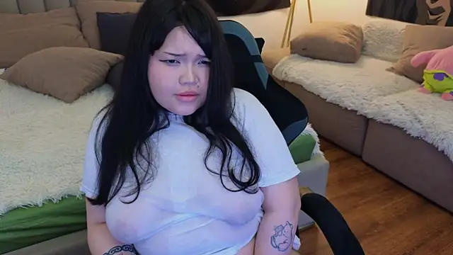 Snapshot of LeyaKan chatting on 03/05/25, 11:27 LeyaKan online show from 03/05/25, 11:27