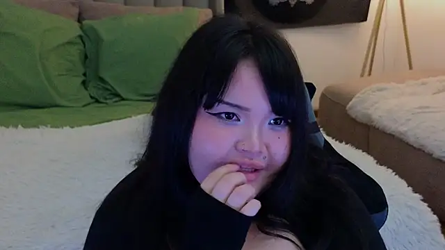 Snapshot of LeyaKan chatting on 03/13/25, 12:05 LeyaKan online show from 03/13/25, 12:05