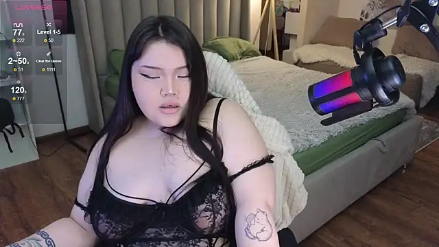 Snapshot of LeyaKan chatting on 10/21/25, 11:55 LeyaKan online show from 10/21/25, 11:55