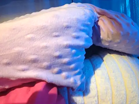 gurlnips online show from 10/29/25, 08:49