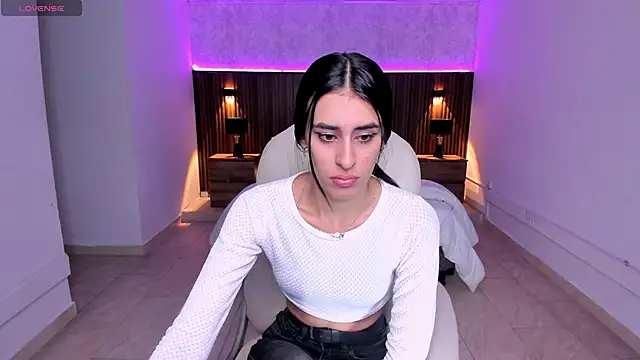 Snapshot of karlaa_james chatting on 11/18/25, 11:03 karlaa james online show from 11/18/25, 11:03