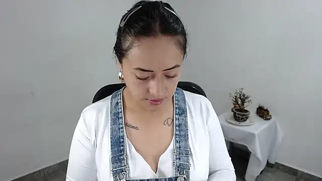 jjulietha95 online show from 04/27/26, 11:58