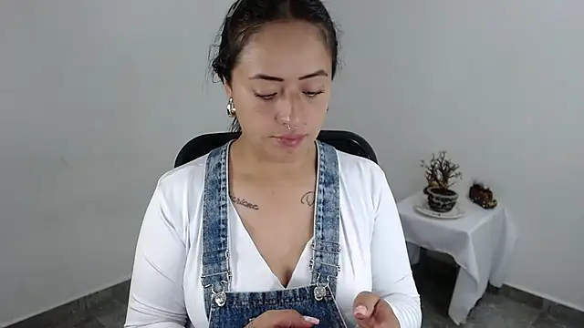 jjulietha95 online show from 04/28/26, 02:27