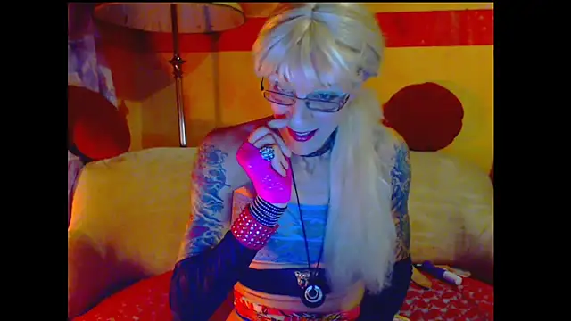 Snapshot of cuxladyboy chatting on 12/15/24, 10:47 cuxladyboy online show from 12/15/24, 10:47