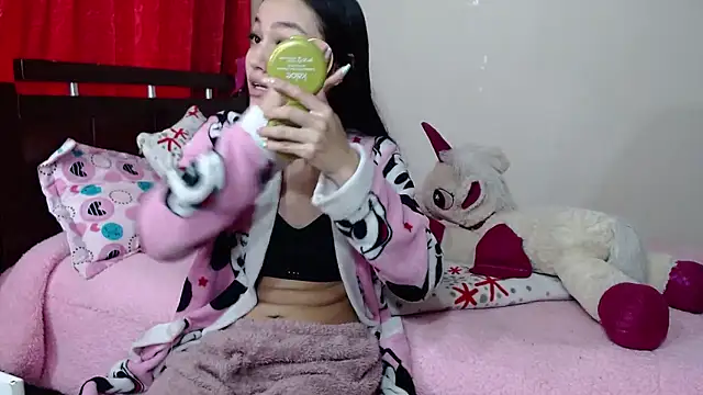 Snapshot of petitolivia chatting on 01/15/26, 10:02 petitolivia online show from 01/15/26, 10:02