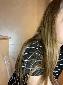 Snapshot of MollyDolle chatting on 11/28/25, 08:00 MollyDolle online show from 11/28/25, 08:00