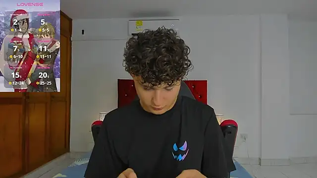 Snapshot of Nathan_Bluee chatting on 12/14/24, 12:55 Nathan Bluee online show from 12/14/24, 12:55