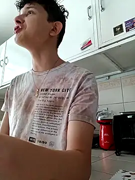 Snapshot of Nathan_Bluee chatting on 01/05/25, 01:47 Nathan Bluee online show from 01/05/25, 01:47