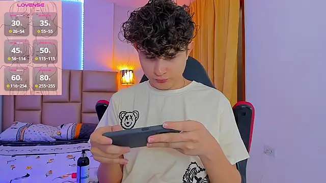 Snapshot of Nathan_Bluee chatting on 02/13/25, 12:21 Nathan Bluee online show from 02/13/25, 12:21