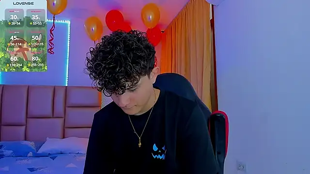 Snapshot of Nathan_Bluee chatting on 03/20/25, 01:37 Nathan Bluee online show from 03/20/25, 01:37