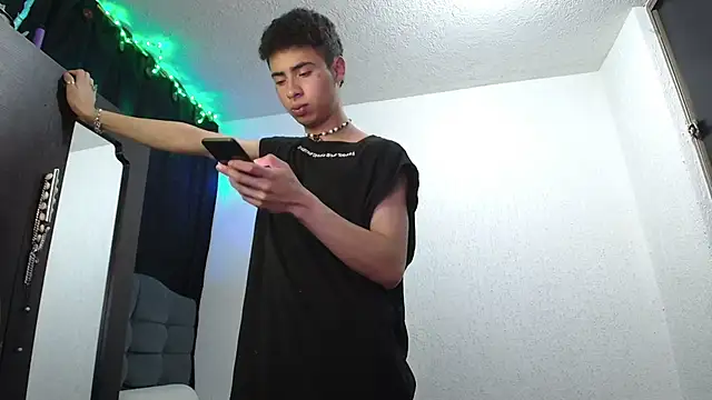 Snapshot of sexybat_twink chatting on 01/16/25, 11:48 sexybat twink online show from 01/16/25, 11:48