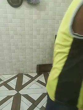 Snapshot of desihulk90 chatting on 09/18/25, 05:31 desihulk90 online show from 09/18/25, 05:31