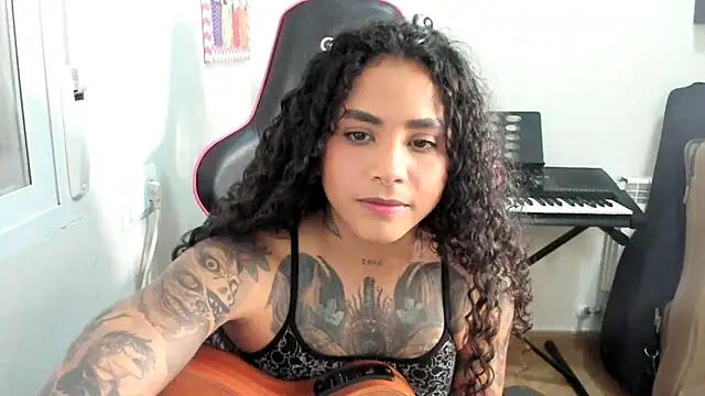 Snapshot of Ama_music chatting on 04/18/26, 01:15 Ama music online show from 04/18/26, 01:15