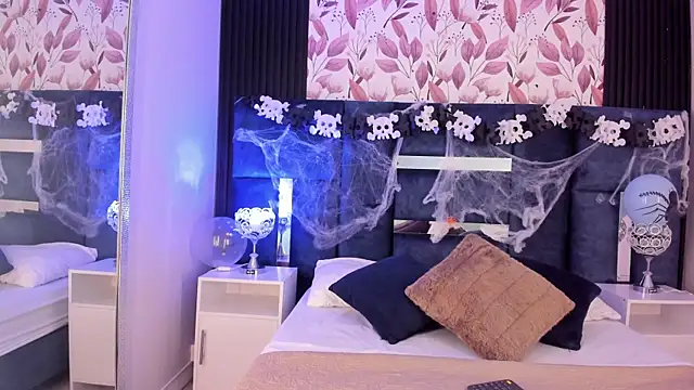 Larabrooks online show from 10/28/25, 07:38