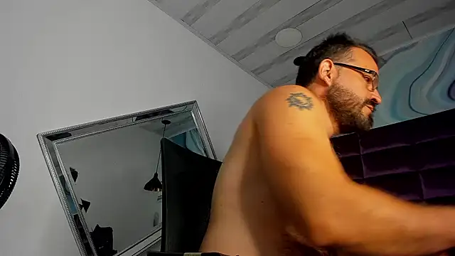 Snapshot of SbasTone_Muscle chatting on 02/13/25, 01:48 SbasTone Muscle online show from 02/13/25, 01:48