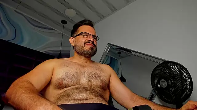 Snapshot of SbasTone_Muscle chatting on 02/18/25, 01:33 SbasTone Muscle online show from 02/18/25, 01:33