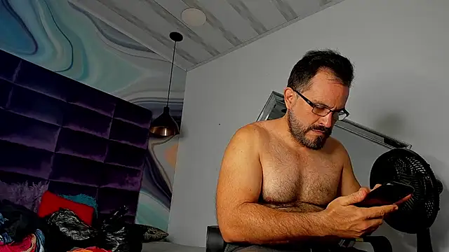 Snapshot of SbasTone_Muscle chatting on 02/19/25, 01:28 SbasTone Muscle online show from 02/19/25, 01:28