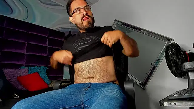 Snapshot of SbasTone_Muscle chatting on 02/25/25, 01:28 SbasTone Muscle online show from 02/25/25, 01:28