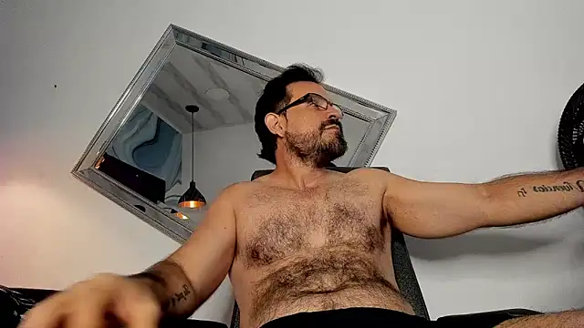 Snapshot of SbasTone_Muscle chatting on 10/01/25, 01:17 SbasTone Muscle online show from 10/01/25, 01:17