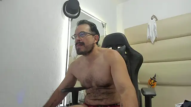 Snapshot of SbasTone_Muscle chatting on 10/24/25, 11:39 SbasTone Muscle online show from 10/24/25, 11:39