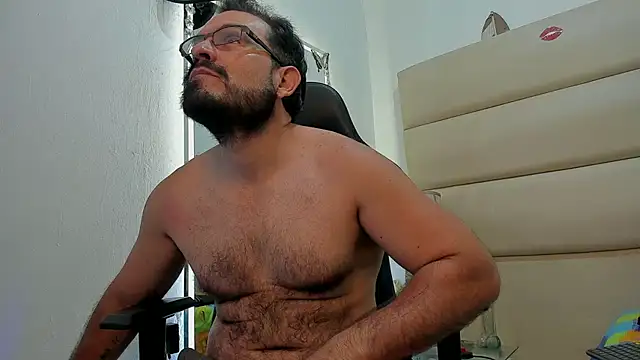 Snapshot of SbasTone_Muscle chatting on 11/12/25, 11:54 SbasTone Muscle online show from 11/12/25, 11:54