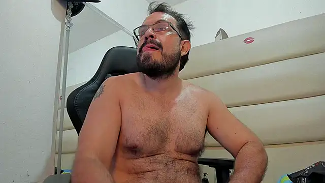 Snapshot of SbasTone_Muscle chatting on 11/13/25, 09:19 SbasTone Muscle online show from 11/13/25, 09:19